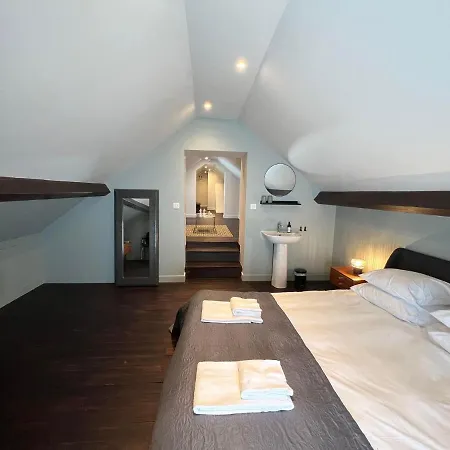 Le Petit Chateau 3* Baye (Marne)