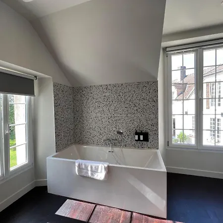Le Petit Chateau 3*