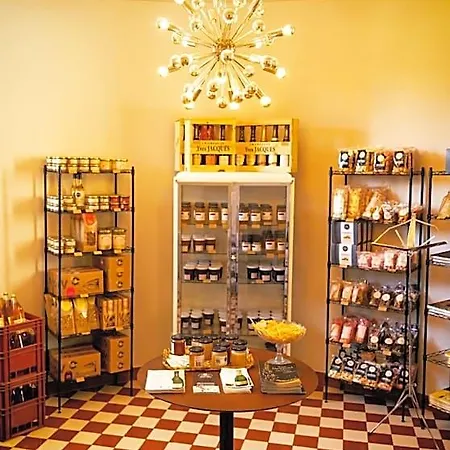 Le Petit Chateau Nocleg ze śniadaniem 3*