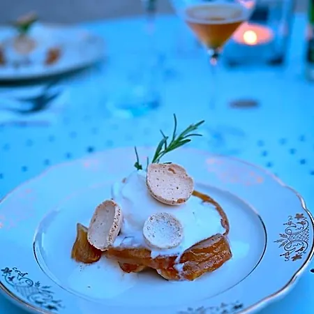Le Petit Chateau Nocleg ze śniadaniem 3*
